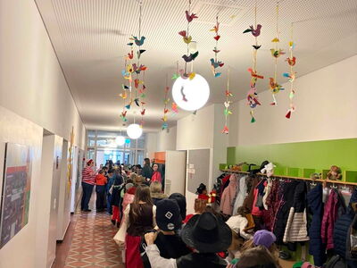 Polonaise im Schulflur