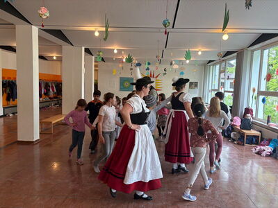 Tanzaufführung in Tracht in der Aula