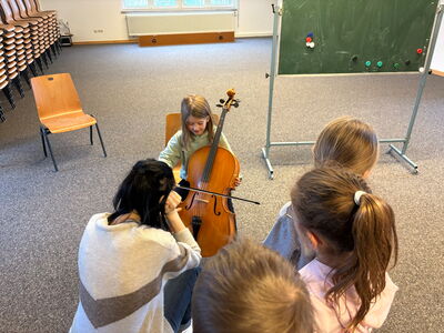 Schüler probieren ein Instrument aus