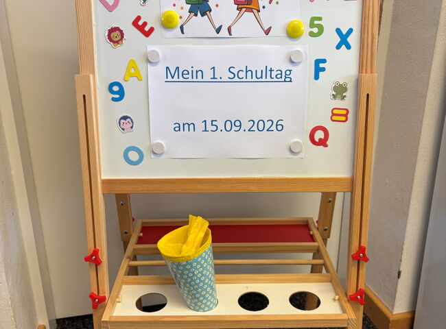 Tafel mit Datum des 1. Schultags 15.09.2026