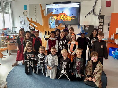 Gruppenfoto einer Schulklasse in gruseligen Halloweenkostümen