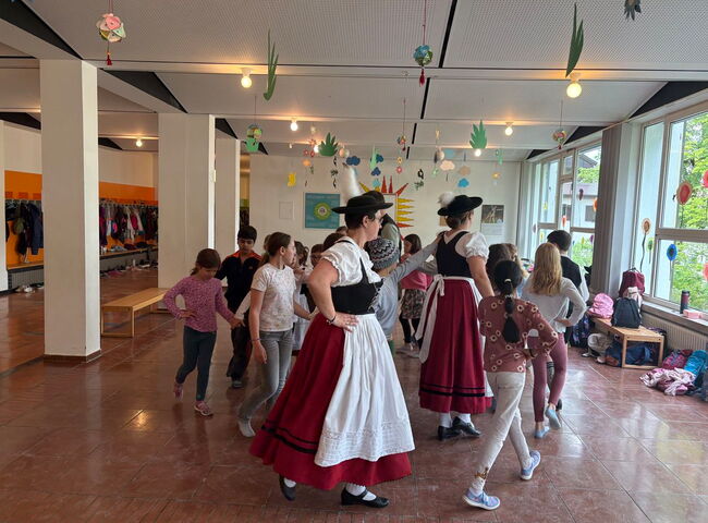 Tanzaufführung in Tracht in der Aula