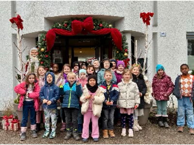 Gruppenfoto der Schulkinder vor dem Seniorenzentrum