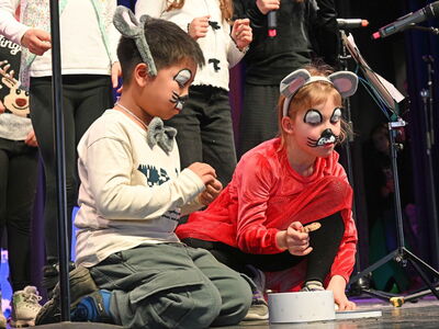 Kinder als Mäuse verkleidet