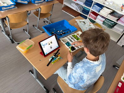 Ein Schüler bastelt einen mechanischen Hubschrauber nach Anleitung