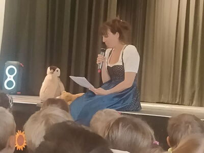 Frau Dr. Kümpel spricht auf der Bühne ins Mikro