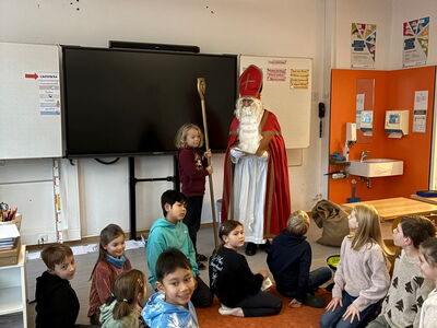 Ein Schulkind hält den Nikolausstab