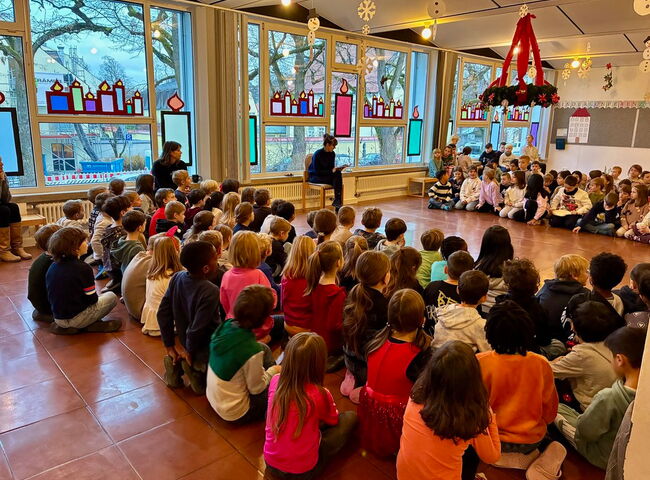 Schüler sitzen zusammen auf dem Boden