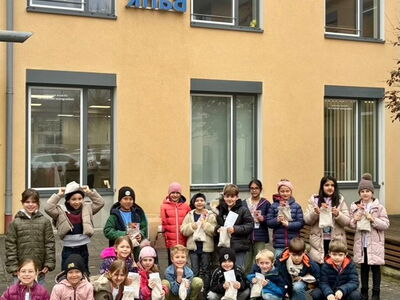 Die Klasse 1/2c vor der VR-Bank Ismaning Halbergmoos Neufahrn