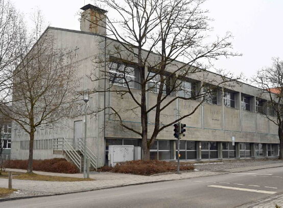 Fassade der Turnhalle der Grundschule Kirchplatz, Foto: Ursula Baumgart