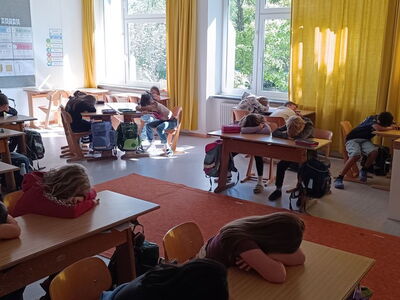 Schüler ruhen sich auf Schulbänken aus