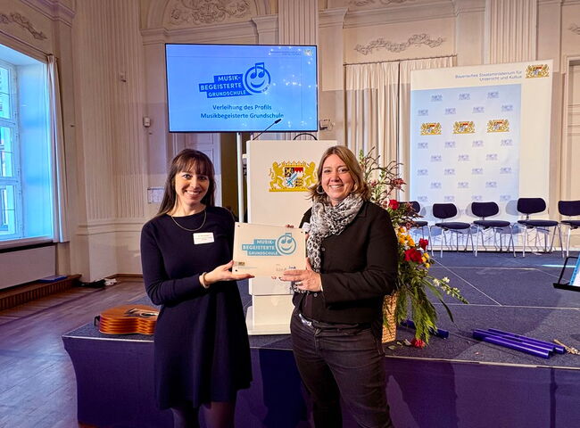 Frau Dr. Nina Kümpel, Schulleiterin, und Frau Carina Pollak, Stellvertretende Schulleiterin