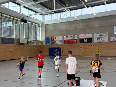 Schulkinder laufen in der Turnhalle