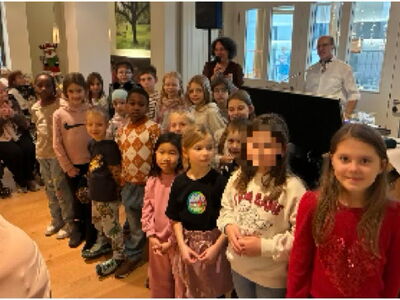 Die Schulkinder warten auf ihren Auftritt bei den Senioren