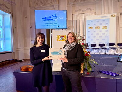 Frau Dr. Nina Kümpel, Schulleiterin, und Frau Carina Pollak, Stellvertretende Schulleiterin