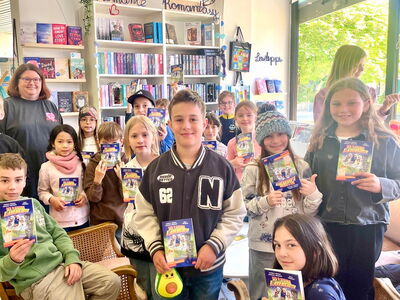 Gruppenfoto der vierten Klasse mit dem Buch Der fliegende Klassenscooter