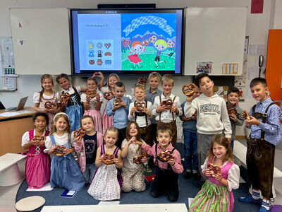 Gruppenbild Schulklasse in Tracht mit Brezen