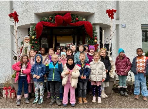 Gruppenfoto der Schulkinder vor dem Seniorenzentrum