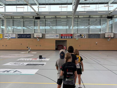 Schulkinder haben sich in der Turnhalle in einer Linie aufgestellt