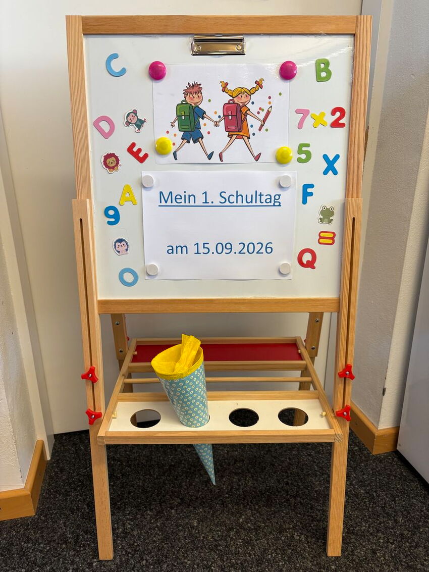 Spieltafel mit Plakat 1. Schultag am 15.09.2026