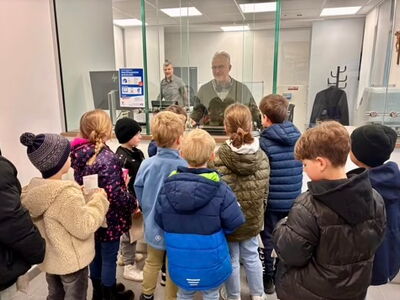 Die Klasse 1/2c an einem Schalter der VR-Bank Ismaning Halbergmoos Neufahrn