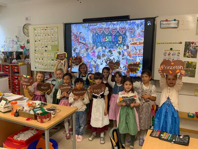 Gruppenbild Schulklasse in Tracht mit Papierherzen