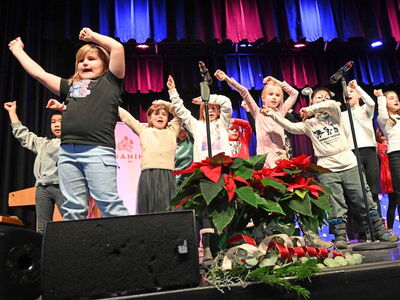 Kinder tanzen auf einer Bühne