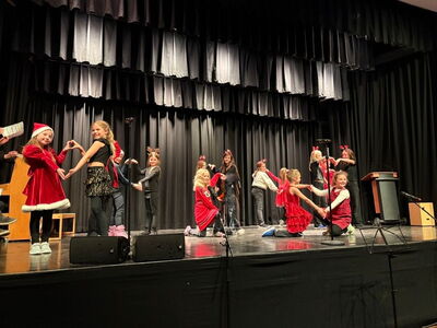 Kinder bei der Weihnachtsaufführung auf der Bühne