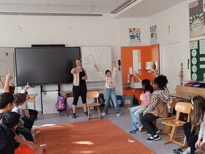 Schüler sitzen im Klassenzimmer und melden sich
