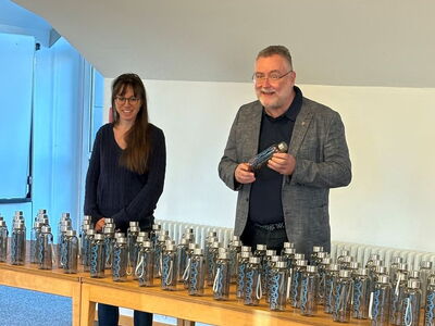 Schulleiterin Dr. Nina Kümpel und Bürgermeister Dr. Greulich mit Trinkflaschen