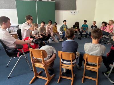 Stuhlkreis mit den Sanitätern