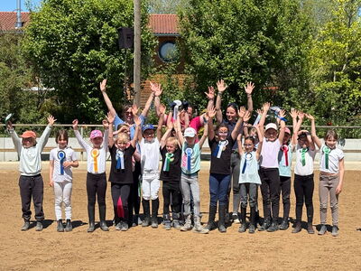 Gruppenbild mit jubelnden Schulkindern