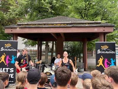 Grundschüler vor einer Bühne bei einem Mitmach-Konzert