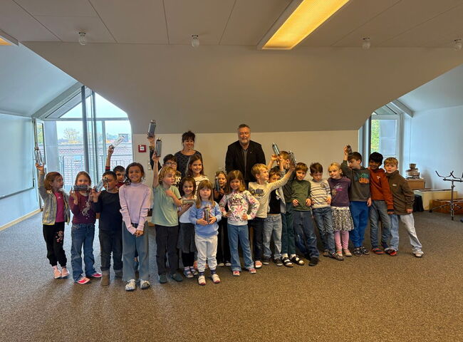 Gruppenbild Trinkflaschenübergabe