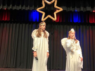 Zwei Kinder als Engel verkleidet