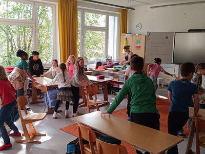 Schüler laufen durch da Klassenzimmer