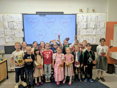 Gruppenbild Schulklasse in Tracht mit Papierherzen
