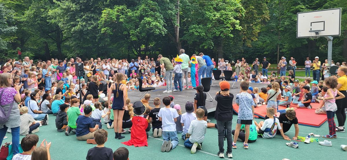 Die Schulfamilie versammelt mit allen Gästen bei einer Aufführung