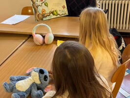 Zwei Mädchen lauschen gespannt einer Geschichte