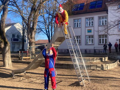 Zwei Kasperl an einer Rutsche