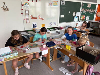 Schülerinnen malen Bilder